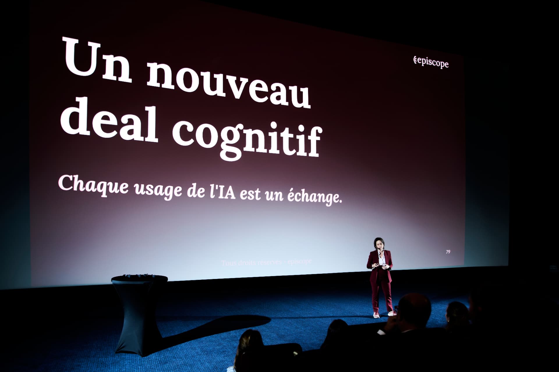 Margaux Pelen sur scène, la slide derrière elle lisant Un nouveau deal cognitif