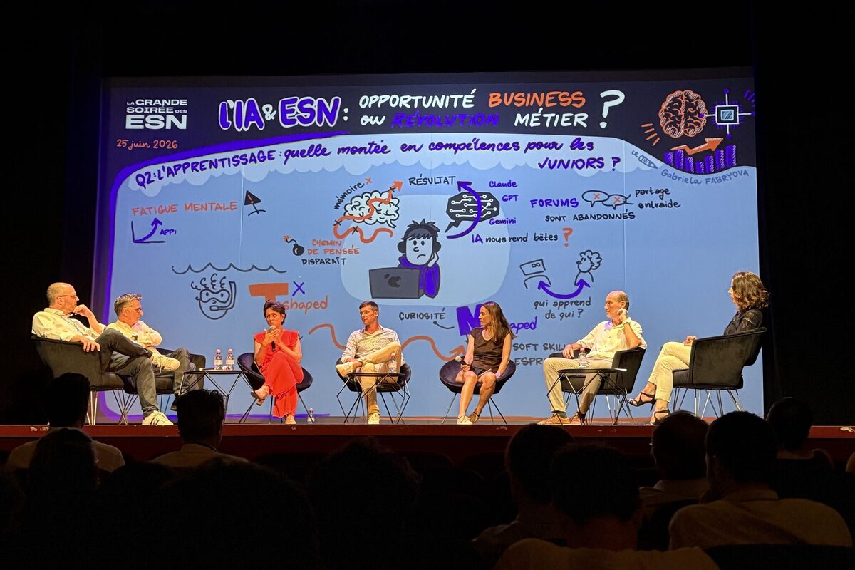 Margaux Pelen lors d’une table ronde à la Grande Soirée des ESN, une fresque dessinée en direct derrière les sept intervenants